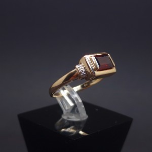 Gold ring with diamonds and colored stone