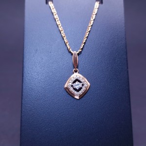 Gold pendant with zircons