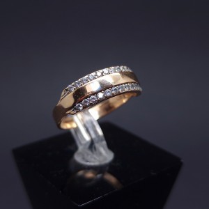 Gold ring with zircons