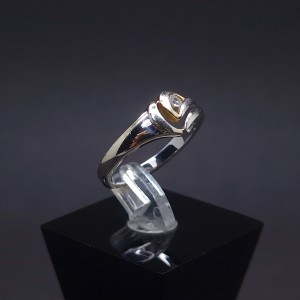 Gold ring with zircon