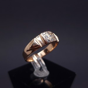 Gold ring with zircons