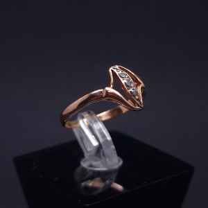 Gold ring with zircons