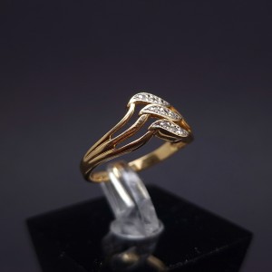 Gold ring with diamonds