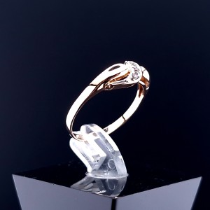 Gold ring with zircons