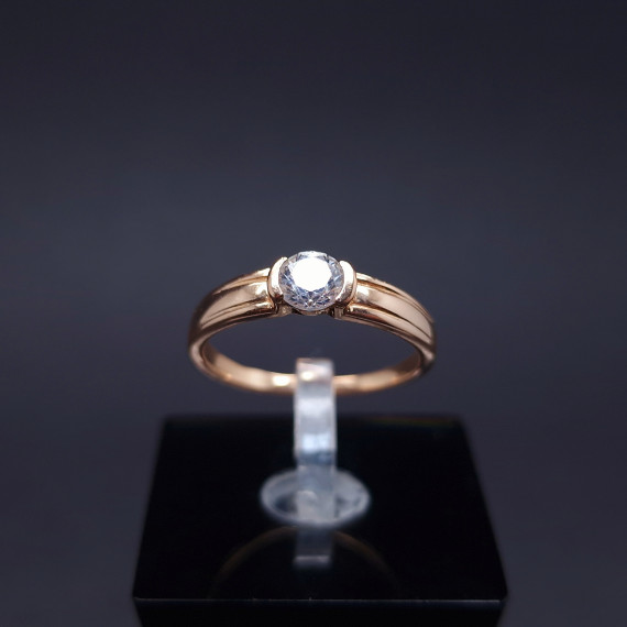 Gold ring with zircon