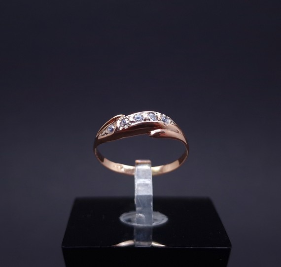 Gold ring with zircons