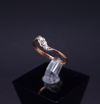 Gold ring with zircons