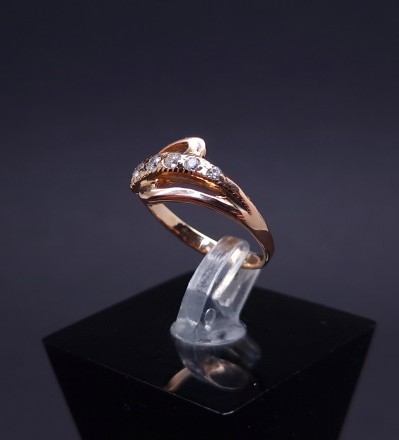 Gold ring with zircons