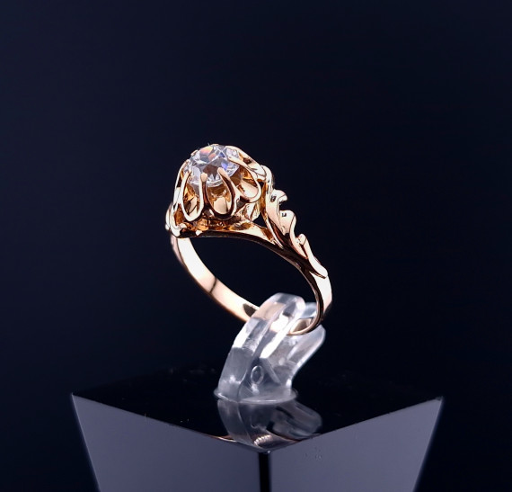Gold ring with zircon