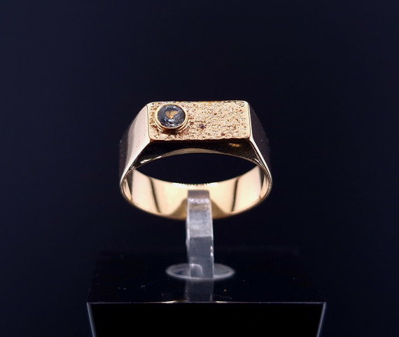 Gold ring with zircon