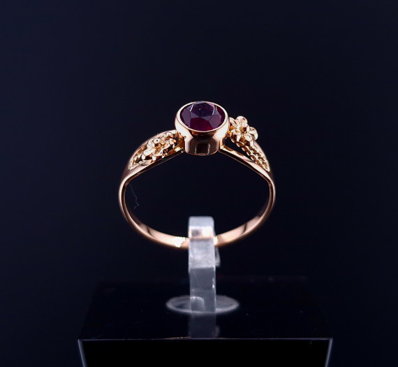 Vintage gold ring with colored stone