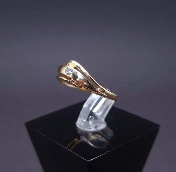 Gold ring with zircon