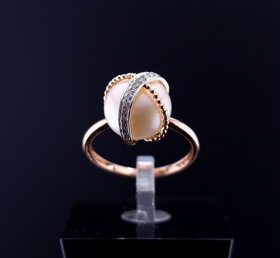 Gold ring with diamonds and pearls