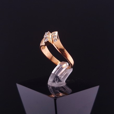 Gold ring with diamonds