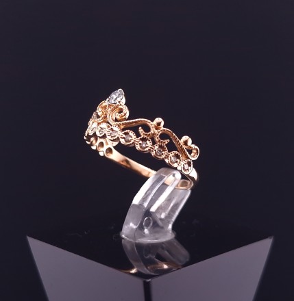 Gold ring with diamonds
