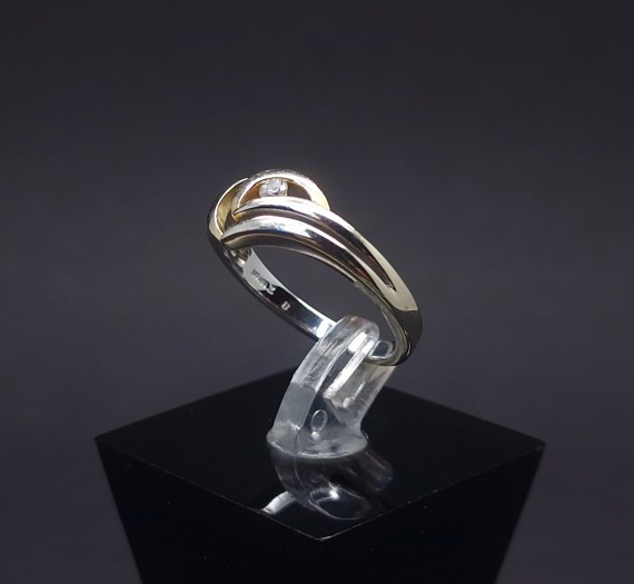 Gold ring with zircon