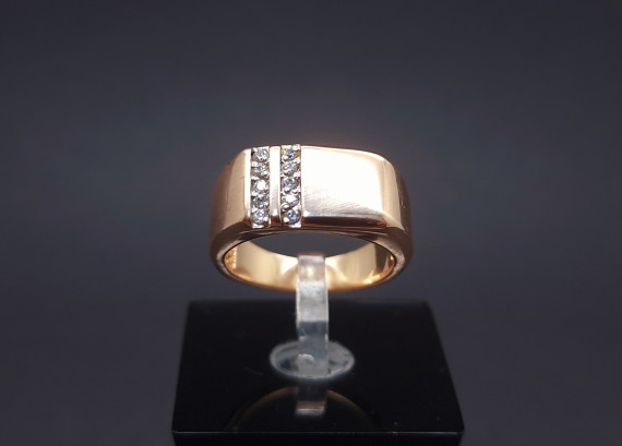 Gold ring with zircons