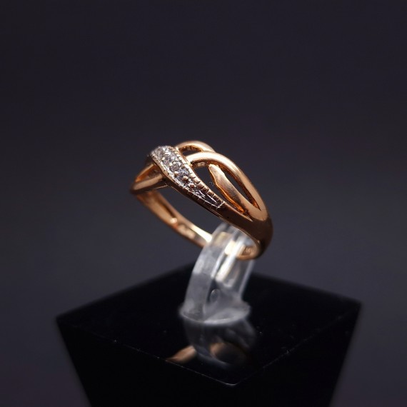 Gold ring with zircons