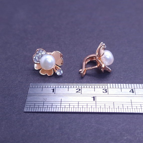 Gold earrings with pearls and zircons