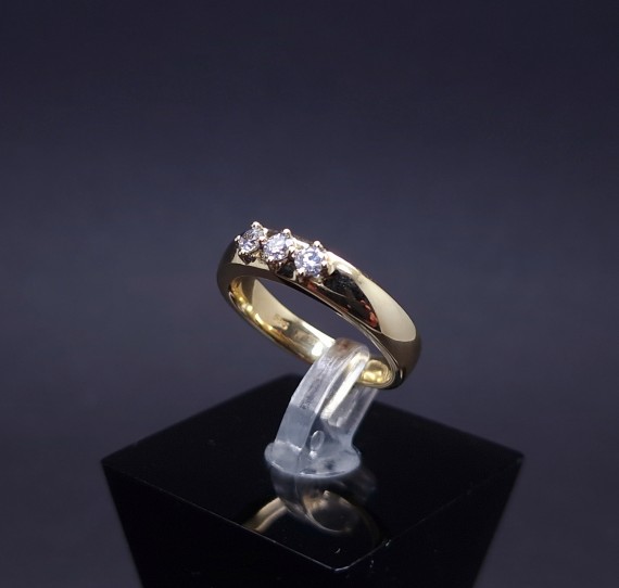 Gold ring with diamonds