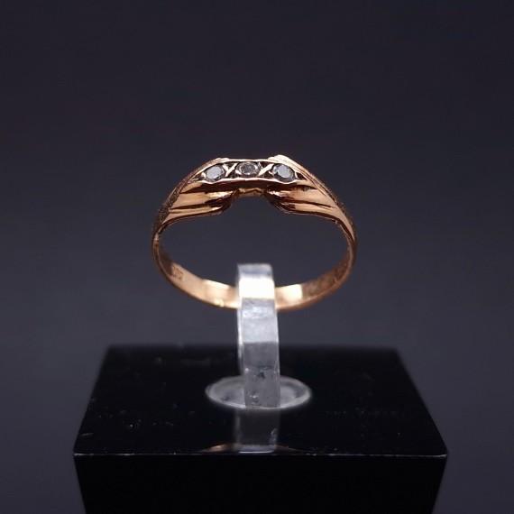 Gold ring with zircons