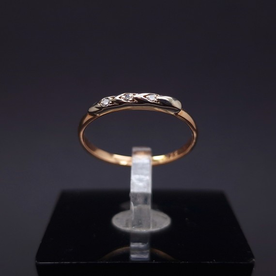 Gold ring with diamonds