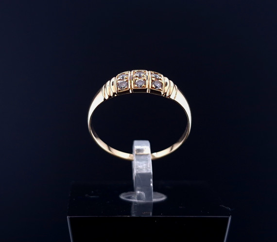 Gold ring with zircons