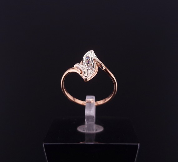 Gold ring with zircons