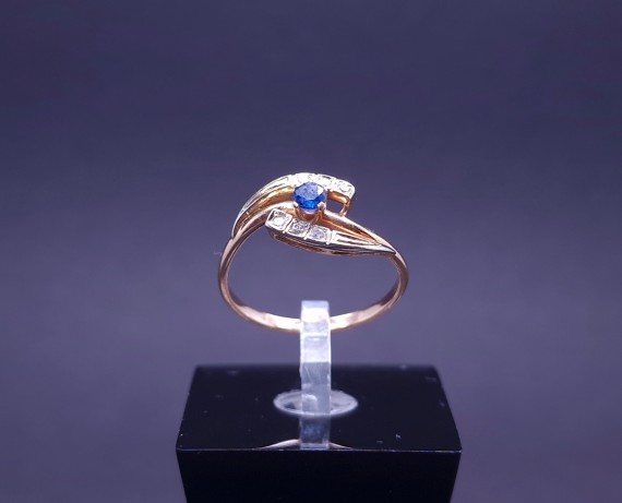 Gold ring with diamonds and colored stone