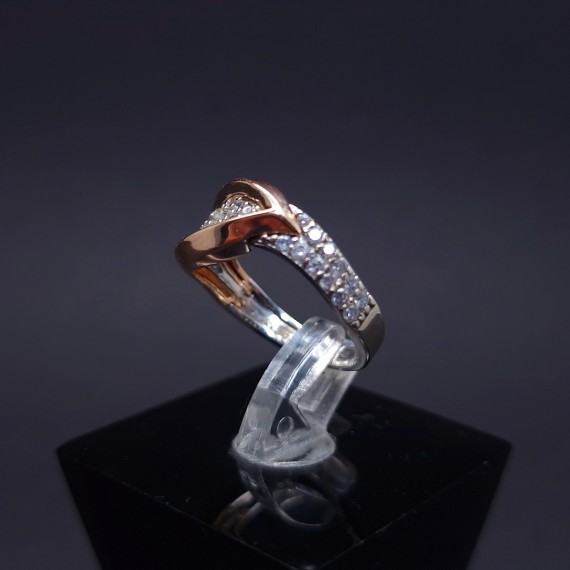 Gold ring with zircons