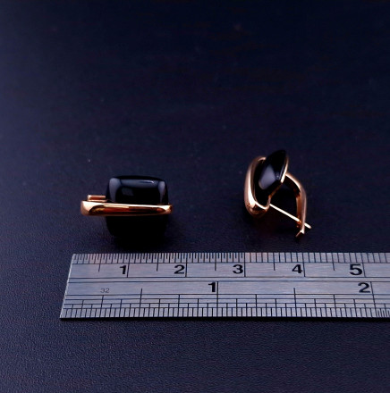 Gold earrings with colored stones