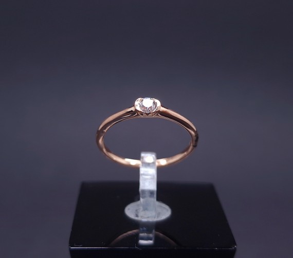 Gold ring with diamond