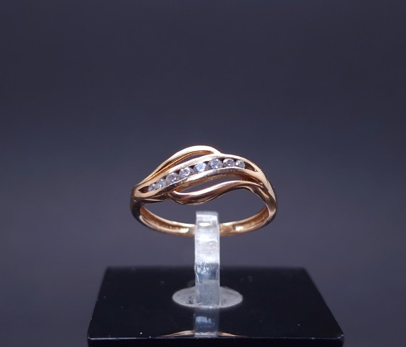 Gold ring with zircons