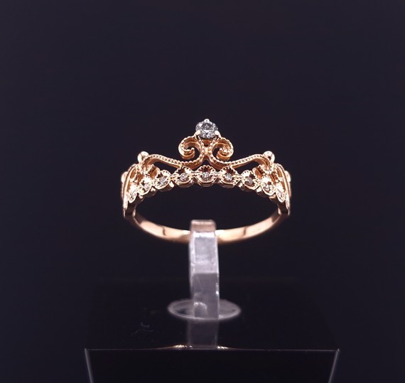 Gold ring with diamonds