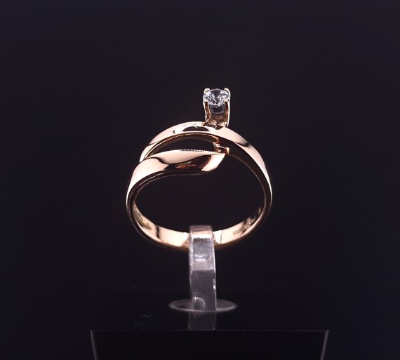 Gold ring with zircon