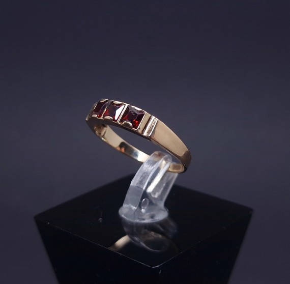 Gold ring with colored stones