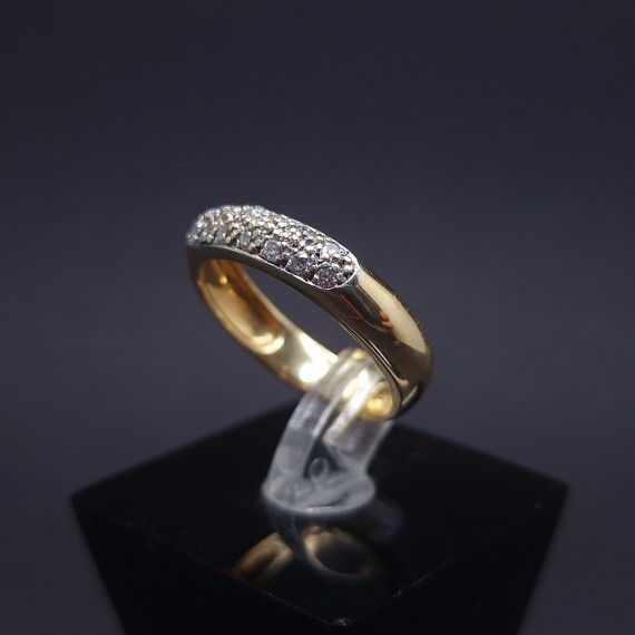 Gold ring with diamonds