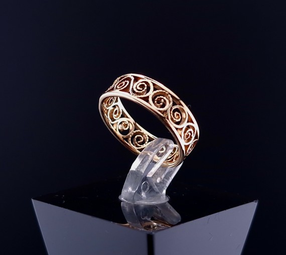 Gold ring 