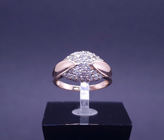 Gold ring with zircons