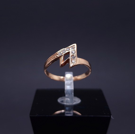 Gold ring with zircons