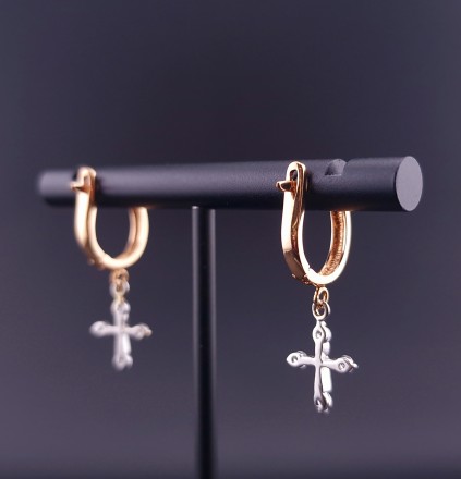 Gold earrings with zircons 