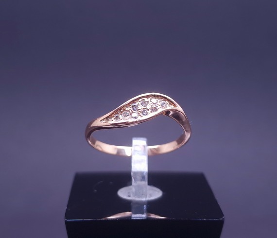 Gold ring with zircons