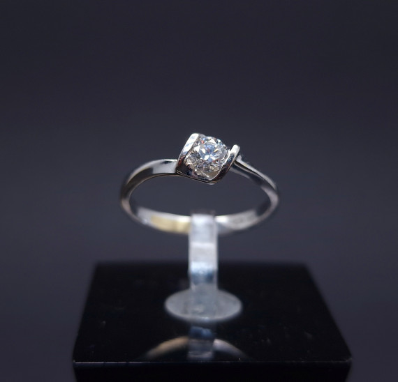 Белое золотое кольцо с бриллиантом ≈0,24ct