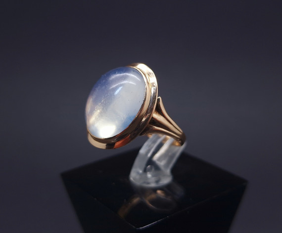 Gold ring with colored stone