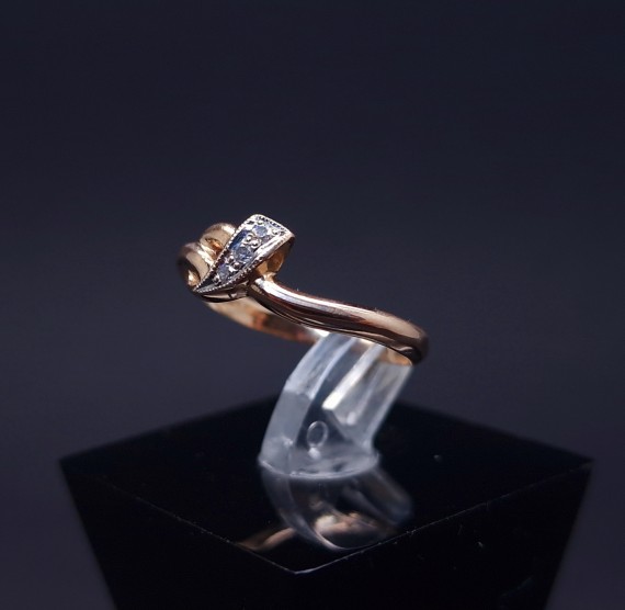 Gold ring with zircons