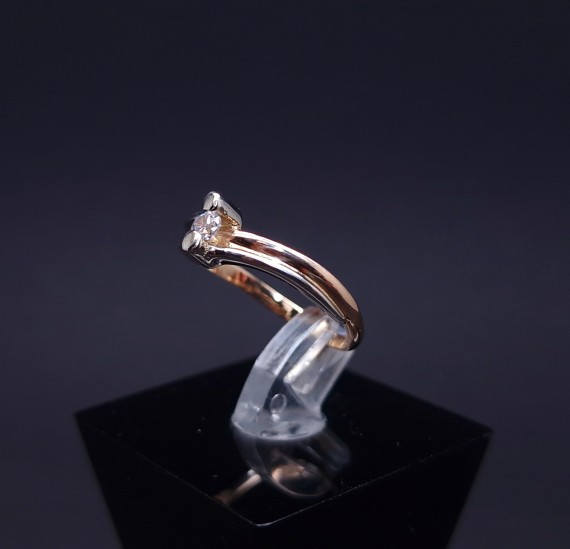 Gold ring with zircon