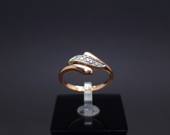 Gold ring with diamonds