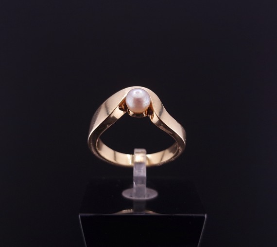 Gold ring with pearls