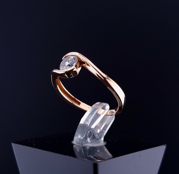 Gold ring with zircon