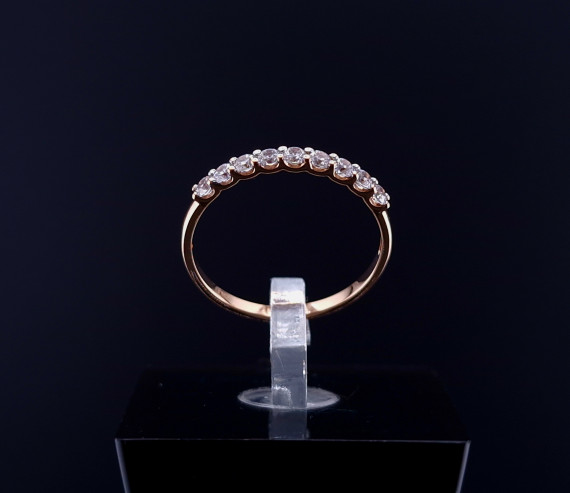Gold ring with zircons